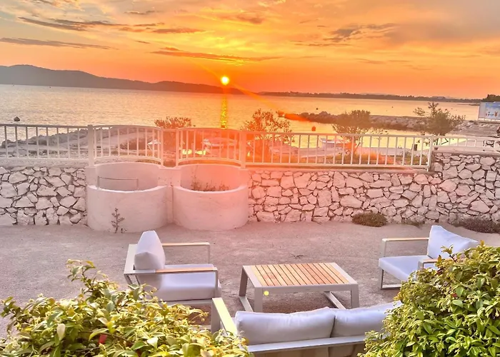 Апартаменты Sunset Sea Villa,